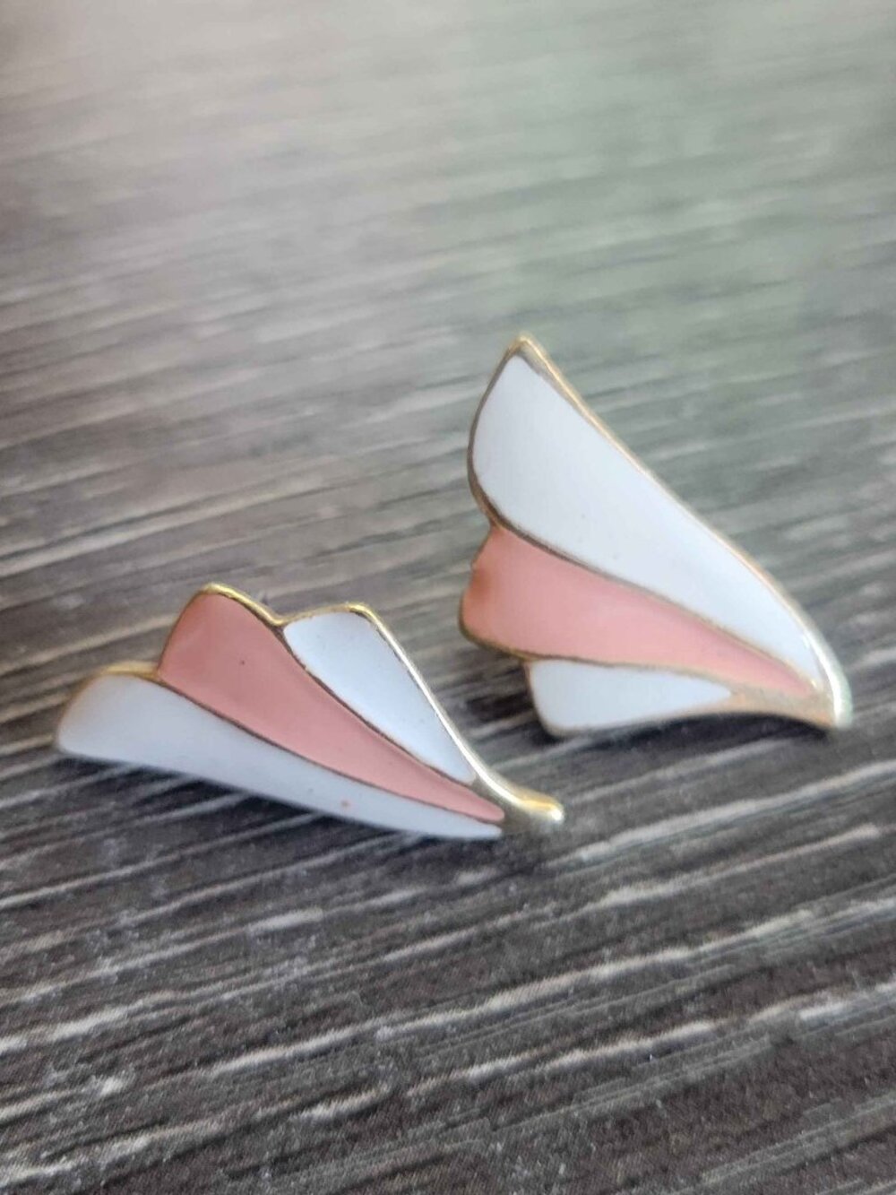 VINTAGE-style retro 1980s fan/wave earrings